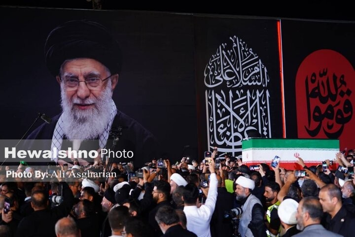 طواف آقای شهید ایران در خانه پدری